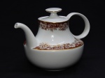 PORCELANA, um (1) bule de chá, ornado com barrado em florais e volutas, nas tonalidades marrom e verde sobre fundo branco, arremates em dourado, manufatura RENNER (Porto Alegre, RS, fundada em 1942; em 1998 foi vendida para a Vista Alegre de Portugal; em 1999 mudou a razão social para Vista Alegre do Brasil), modelo, MON-CHÉVI, medindo 16 cm altura.