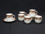 PORCELANA, seis (6) xícaras para café, ornadas com barrado em florais e volutas, nas tonalidades marrom e verde sobre fundo branco, arremates em dourado, manufatura RENNER (Porto Alegre, RS, fundada em 1942; em 1998 foi vendida para a Vista Alegre de Portugal; em 1999 mudou a razão social para Vista Alegre do Brasil), modelo, MON-CHÉVI.