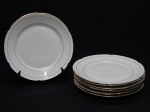 PORCELANA POLONESA, sete (7) pratos rasos, borda relevada na própria modelagem em caneluras e volutas, arremates com frisos dourados, manufatura CHODZIEZ (fundada em 1852, por Hermann Muller e Ludwik Schnorr, como fabrica de faiança no Castelo de Chodziesen; em 1897 começou a produzir porcelana; em 1939 foi ocupada pelos nazistas; em 1945 virou estatal polonesa; em 1992 foi privatizada, ainda em funcionamento), medindo 24 cm diâmetro.