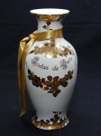 PORCELANA, um (1) vaso floreiro, formato de balaustre, ornado com bodas de ouro, com ornamentação floral relevada em generosos apliques a ouro, marca ARTHELLER PORCELANAS, medindo 31 cm altura.