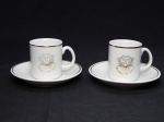 PORCELANA, par (2) xícaras para café, ornamentação dourada com a legenda BODAS DE OURO (50 anos), coroa de flores e laçarote, sem marca de manufatura aparente.
