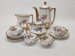 PORCELANA, conjunto para café com sete (7) itens: 1 bule; 1 cremeira; 1 açucareiro e 4 xícaras, ornamentação floral policromada, generosos arremates a ouro, um pires e uma xícara com bicados na borda, manufatura MAUÁ (Mauá, SP, 1937 a 1968), medindo a maior peça 18 cm altura.