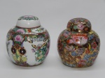 PORCELANA CHINESA, dois (2) potes bojudos com tampa: 1 com ornamentação floral e dragões celestiais em policromia, arremates com generosos apliques a ouro; 1 com ornamentação Mandarim no padrão Família Rosa, com florais, geométricos, borboletas, pássaros e objetos, generosos arremates a ouro; ambos medindo em média 12,5 cm altura e com marca de origem na tonalidade vermelha em legenda e caracteres.