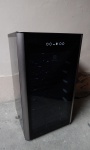 BEBIDAS, uma (1) adega para vinho, 34 garrafas, refrigerada, modelo ACS34, marca ELECTROLUX, 127 volts, usada, funcionando e sem garantia. 86 x 48 x 44cm.
