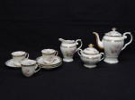 PORCELANA, conjunto para chá e café com seis (6) itens: 1 bule; 1 cremeira; 1 açucareiro e 3 xícaras, ornamentação floral policromada, generosos arremates a ouro, manufatura REAL (Mauá, SP, 1943 a 1994), medindo a maior peça 16 cm altura.