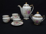 PORCELANA, conjunto para café com seis (6) itens: 1 bule; 1 açucareiro e 4 xícaras, ornamentação floral policromada, generosos arremates a ouro, manufatura MAUÁ (Mauá, SP, 1937 a 1968), medindo a maior peça 18 cm altura.