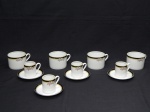 PORCELANA, oito (8) xícaras, sendo: 4 para chá e 4 para café, ornadas com faixa na tonalidade preta e singelos detalhes florais policromados, manufatura REAL (Mauá, SP, 1943 a 1994).