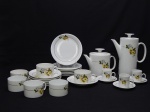 PORCELANA, parte de conjunto para chá e café com dezessete (17) itens: 2 bules; 6 pratinhos de bolo; 6 xícaras de chá; 3 xícaras de café, ornamentação floral policromada, formato cilíndrico, arremates com frisos dourados, modelo MEDAILLON, manufatura RENNER (Porto Alegre, RS, fundada em 1942, em 1998 foi vendida para a tradicional fabrica de Porcelana Portuguesa Vista Alegre), medindo a maior peça 23,5 cm altura.