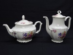 PORCELANA, dois (2) bules para chá e café, ornamentação floral policromada, arremates com frisos dourados, manufatura Carl Tielsch (fundada em 1845, na cidade de Altwasser, como Carl Tielsch & Co, no inicio suas peças eram marcadas com as letras TPM Tielsch-Porzellan-Manufaktur; em 1917 mudou para Carl Tielsch & Co. A. G.; em 1932 mudou para Porzellanfabrik Tielsch & Co, Abteilung der C. M. Hutschenreuther A. G.; em 1945 mudou para Polska Fabryka Porcelany Tielsch (território deixou de ser da Alemanha e passou a ser da Polônia); em 1952 mudou para Zaklady Porcelany Stolowej Walbrzych; a partir de 1992 acresceu no ultimo nome da fábrica as letras S.A. Funciona assim até a atualidade), medindo a maior peça 20,5 cm altura.