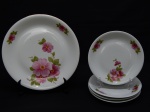 PORCELANA, cinco (5) itens: 1 prato de bolo, medindo 25 cm diâmetro; 4 pratos de sobremesa, medindo 17,5 cm diâmetro, ornamentação floral policromada, arremates com frisos dourados, modelo MEDAILLON, manufatura RENNER (Porto Alegre, RS, fundada em 1942, em 1998 foi vendida para a tradicional fabrica de Porcelana Portuguesa Vista Alegre).