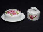 PORCELANA, três (3) itens: 1 cremeira; 1 manteigueira e 1 açucareiro, ornamentação floral policromada, arremates com frisos dourados, modelo MEDAILLON, manufatura RENNER (Porto Alegre, RS, fundada em 1942, em 1998 foi vendida para a tradicional fabrica de Porcelana Portuguesa Vista Alegre), medindo a maior peça 17 cm diâmetro.