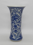 PORCELANA CHINESA, um (1) vaso floreiro na forma de corneto, ornado com pássaros e elementos vegetalistas, pintados a mão na técnica blue and white, marca de origem na base em legenda e caracteres na tonalidade azul, medindo 26 cm altura.