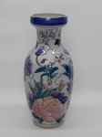 PORCELANA ORIENTAL, um (1) vaso floreiro na forma de balaustre, ornamentação vegetalista policromada, pintada a mão, sobre fundo na tonalidade branca, arremates a ouro, medindo 25,5 cm altura.