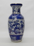 PORCELANA ORIENTAL, um (1) vaso floreiro na forma de balaustre, ornado com elementos vegetalistas pintado a mão na técnica blue and white, arremates com frisos dourados, medindo 25,5 cm altura.