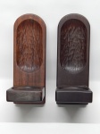 DIVERSOS, par (2) peanhas para fixação em parede, confeccionadas em madeira maciça, medindo 25 x 12 x 9 cm.