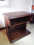 Mesa de apoio, madeira brasileira, 1 escaninho, tampo com borda em degraus. 62 x 66 x 46cm.