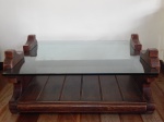 Mesa de centro, base em madeira nobre, pernas da base recortadas, prateleira inferior, tampo em grosso vidro. Estilo Velha Bahia. 49 x 100 x 95cm.