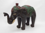 ESCULTURA, uma (1) representando elefante, entalhada em madeira maciça, resquícios de policromia, medindo 34 x 27 x 13 cm.