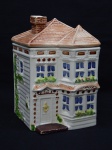 FAIANÇA, uma (1) biscoiteira policromada, modelada no formato de casa, tampa na forma de telhado, manufatura WEISS (São José dos Campos, SP, 1941 a 1995, empresa que nasceu da capacidade criativa de Inês Weiss, que desenvolveu uma pintura colorida e exuberante, inicialmente pintava peças da Fábrica Santo Eugênio, com a saída do seu marido Roberto Weiss e do seu cunhado Mário Weiss da Fábrica Santo Eugênio para fundar a Irmãos Weiss, Inês passou a decorar as peças artesanalmente entre os anos 40/60, na própria fabrica do marido e do cunhado, entre as décadas de 60/90 a produção foi industrializada), medindo 23 cm altura.