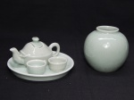 PORCELANA CHINESA, cinco (5) itens: 1 vaso bojudo; 1 bandeja redonda; 1 bule e 2 xícaras, todas na tonalidade verde, ditas CELADON, algumas peças com label de origem.