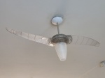 LUMINÁRIA, um (1) lustre de teto para um lume, com ventilador de duas pás, traz label da marca SPIRIT Comércio e Indústria, usado, não testado e sem garantia.