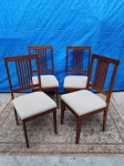MOBILIÁRIO, quatro (4) cadeiras retas, confeccionadas em madeira maciça, de corte quadrangular, pés afinado para baixo, espaldar ripado, assento com forração em tecido, usadas. Alt. 98cm.
