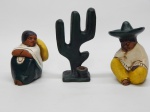 CERÂMICA, três (3) esculturas policromadas representando casal de mexicanos e um cacto, medindo a maior peça 14 cm altura.
