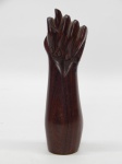 ESCULTURA, uma (1) figa entalhada em jacarandá do tipo tradicional onde o polegar se encontra entre o dedo indicador e o dedo médio, segundo o sincretismo religioso simboliza a reprodução e anula as influencias negativas Alt. 14,5cm.