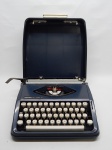 DIVERSOS, uma (1) máquina de datilografia, portátil, tonalidade azul, modelo LETTERA 82, marca OLIVETTI, acondicionada em maleta rígida, usada, não testada e sem garantia.