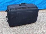 DIVERSOS, uma (1) mala de viagem na tonalidade preta, confeccionada em nylon, polímero e outros materiais, rodízio quebrado, usada. 79 x 46 x 26cm.