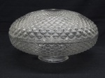 LUMINÁRIA, um (1) plafom para lustre de teto, incolor e translúcido, moldado em caneluras e bico de jaca, medindo 28 cm diâmetro, medida interna da boca 8 cm.