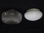 LUMINÁRIAS, duas (2) cúpulas para lustre de teto: 1 confeccionada em vidro opalinado, branco e leitoso, dito milk glass, medindo 19 cm diâmetro, medida interna da boca 13 cm; 1 moldada em geométricos, incolor e translúcida, medindo 21 cm diâmetro, medida interna da boca 8 cm.