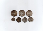 NUMISMÁTICA, USA, sete (7) moedas em PRATA, totalizando 58 gr, sendo: 3 de 1/2 dólar 1964; 1/4 dólar 1943, 1950 e 1964D; 10 cents 1949.