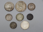 NUMISMÁTICA, estrangeira, oito (8) moedas em PRATA totalizando 59 gr, sendo: México 1 peso 1967; Canadá 50 cents 1964; Áustria 10 shilling 1966; Uruguai 50 centésimos 1943; USA 5 cents 1945P; Portugal 200 reis 1898 comemorativa ao IV Centenário do Descobrimento da Índia, 2,5 escudos 1942; Moçambique 5 escudos 1960, todas circuladas.