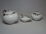 PORCELANA JAPONESA, conjunto para chá com três (3) itens: 1 bule; 1 cremeira e 1 açucareiro com tampa, ornamentação pintada a mão em douração, com silhuetas de bambus sobre fundo branco, manufatura NUNOME.