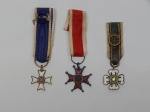 MILITARIA E OUTRO, três (3) medalhas miniatura, confeccionadas em PRATA: 1 da Ordem do Rio Branco (instituída pelo Decreto n 51.697, de 05 de fevereiro de 1963, com o fim de galardoar as pessoas físicas, jurídicas, corporações militares ou instituições civis, nacionais ou estrangeiras que, pelos seus serviços ou méritos excepcionais, se tenham tornado merecedoras dessa distinção), cruz de quatro braços e oito pontas esmaltadas de branco, tendo no centro a esfera armilar, em prata dourada, inscrita, num círculo de esmalte azul, a legenda UBIQUE PATRIAE MEMOR, no reverso dourado, as datas 1845-1912; 1 do Mérito Militar, esmaltada nas tonalidades verde, branca amarelo e azul, condecoração criada para galardoar militares, civis e instituições, nacionais ou estrangeiros, que tenham prestado serviços relevantes à Nação Brasileira, especialmente às Forças Armadas Terrestres, seu designer foi inspirado na antiga Imperial Ordem de São Bento de Avis, também destinada a militares, criada durante o governo do Presidente Getúlio Vargas, por meio do Decreto-Lei 24660, de 11 de junho de 1934, cujo regulamento fora posteriormente aprovado por meio do Decreto 48461, de 5 de Julho de 1960, sucessivos decretos alteraram suas disposições, até o atual, emitido em 2000, O Presidente da República é seu grão-mestre, e cuja grã-cruz e colar é sempre transmitida ao sucessor, entre os grã-cruzes, estão os membros do Conselho da Ordem: ministros da Defesa, das Relações Exteriores e o comandante do Exército; 1 da Medalha do Mérito Mauá, criada pelo Decreto 55475 de 07 de Janeiro de 1965 e restabelecida pelo decreto 3047 de 06 de Maio de 1999, destinada a laurear todos aqueles que, de forma determinante, tenham contribuído para o desenvolvimento e progresso do setor de transporte, conferidas a pessoas físicas e jurídicas, civis ou militares, nacionais ou estrangeiras.