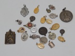 ARTE SACRA, vinte e quatro (24) medalhas de diversos Santos, modelos, tamanhos, procedências e metais, inclusive PRATA, medindo a maio9r 34 cm diâmetro.