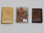 ARTE SACRA, três (3) itens: 1 Guia do Cristão, recordação da Primeira Comunhão, marca possessória de 1939, capa na tonalidade marfim; 1 cruz entalhada em oliveira de Belém; 1 placa em metal prateado representando Jesus e anjo, capa em couro, Ricordo Della Prima Comunione, medindo 8 x 6 cm, marca possessória gravada Ricardo.