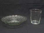VIDRO, dois (2) itens distintos, incolores e translúcidos: 1 fruteira ou centro de mesa com texturização e caneluras; 1 vaso liso, formato ligeiramente obcônico.