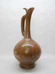 DIVERSOS, um (1) gomil confeccionado em soapstone, tonalidade marrom, bico com quebradinhos, medindo 45 cm altura.
