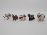 ESCULTURAS, cinco (5) elefantes, confeccionados em materiais diversos, alguns com pequenos defeitos e perdas, medindo o maior 8,5 cm.