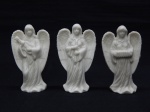 BISCUIT, três (3) anjos musicistas distintos, tonalidade branca na forma feminina e alada, um deles com sinais de restauro, medindo 9,5 cm altura.