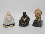 ESCULTURAS, três (3) representando o Deus Hotei (um dos sete deuses do Shichi Fukujin no Xintoísmo), confeccionados em porcelana, resina e material ignorado, medindo o maior 12 cm altura.