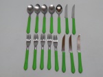 TALHERES, quinze (15) itens: 5 facas; 5 garfos e 5 colheres todas de sobremesa, confeccionadas em aço inox, cabo em polímero na tonalidade verde, manufatura TRAMONTINA, usadas.