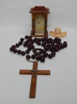 ARTE SACRA, três (3) itens: 1 crucifixo de parede confeccionado em madeira e metal; 1 pequeno oratório em madeira; 1 anjo em cerâmica ou estuque.