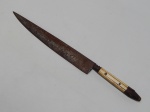 CUTELARIA, um (1) antigo punhal com lâmina em aço, convexa o que demostra a perícia e destreza do cuteleiro, com sinais de oxidação, cabo com apliques em osso e madeira, falta a bainha, medindo 29,5 cm comprimento, sinais de uso.