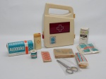 COLECIONISMO, um (1) antigo estojo de Primeiros Socorros, comemorativo aos 11 anos da Refinaria Alberto Pasqualini 1968 a 1979, fabricante AETPEN (Artur Eberhardt S/A), incluso panfleto com instruções dos primeiros procedimentos.