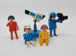 BRINQUEDOS - PLAYMOBIL CINEMA, cinco (5) itens: 4 bonecos e 1 câmera filmadora, marca TROL, confeccionados em polímero, cores variadas, medindo aproximadamente 7,5 cm altura, usados e no estado.