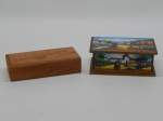 DIVERSOS, duas (2) caixas retangulares: 1 tipo estojo com tampa de correr da 8 ALONSO MENENDEZ 60, confeccionada em cedro, medindo 13 x 6 x 3 cm; 1 com tampa, confeccionada em madeira laqueada, três laterais envidraçadas, ornada com paisagem peruana policromada, pintada a mão, medindo 12 x 7 x 5 cm.
