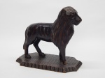 ESCULTURA, uma (1) entalhada em madeira maciça representando leão, possui defeitos, pequenas perdas, quebrado e colado, a peça se encontra solta da base, medindo 20 x 21,5 x 12 cm.